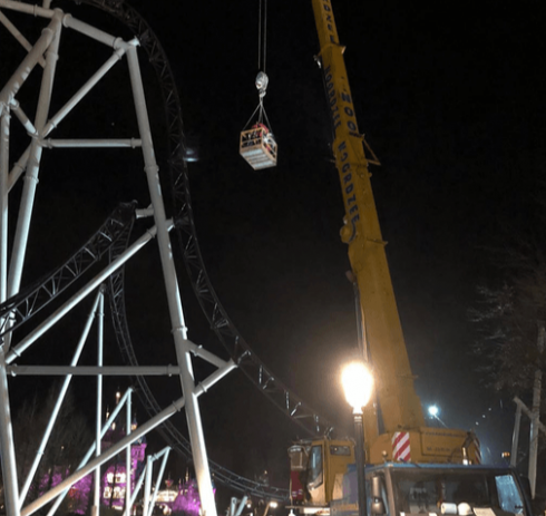 Nove persone bloccate su una giostra a oltre 30 metri d'altezza, salvate dopo 8 ore - VIDEO 