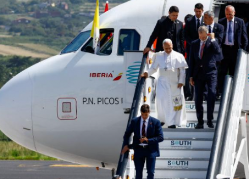 Problema tecnico sull'aereo del Papa: Leone XIV ha dovuto lasciare il velivolo poco prima del decollo dalle Isole Canarie
