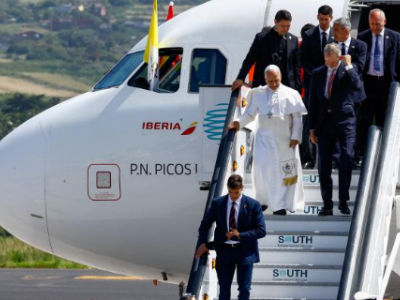 Problema tecnico sull'aereo del Papa: Leone XIV ha dovuto lasciare il velivolo poco prima del decollo dalle Isole Canarie