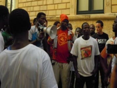 immigrati a Lecce protestano dinanzi allo sportello dei diritti