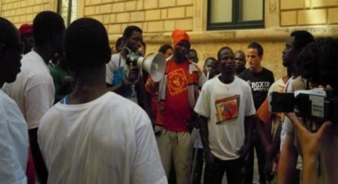 immigrati a Lecce protestano dinanzi allo sportello dei diritti immigrati a Lecce protestano dinanzi allo sportello dei diritti