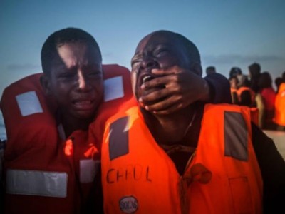 fratellini nigeriani piangono la morte della loro mamma
