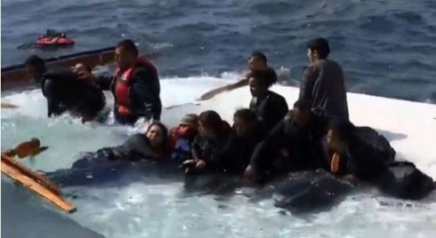 immigrati affondano nella barca
