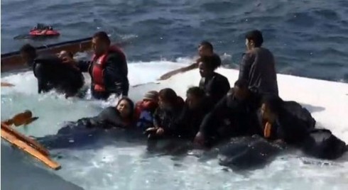 immigrati affondano nella barca immigrati affondano nella barca