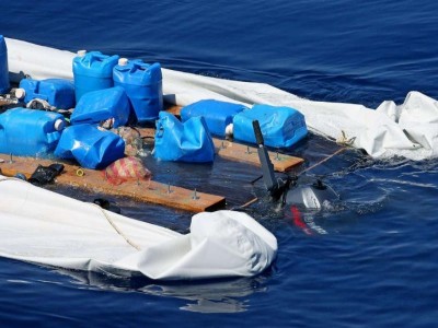 gommone immigrati relitto