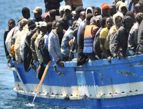 immigrati su un barcone alla deriva immigrati su un barcone alla deriva