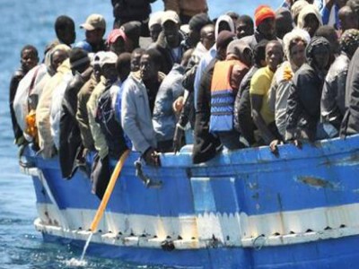 immigrati su un barcone alla deriva