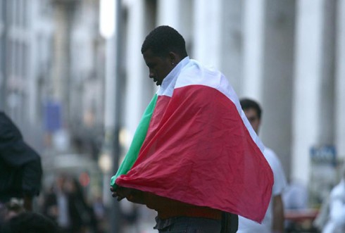 immigrato con bandiera italiana