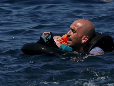 immigrato con neonato in mare