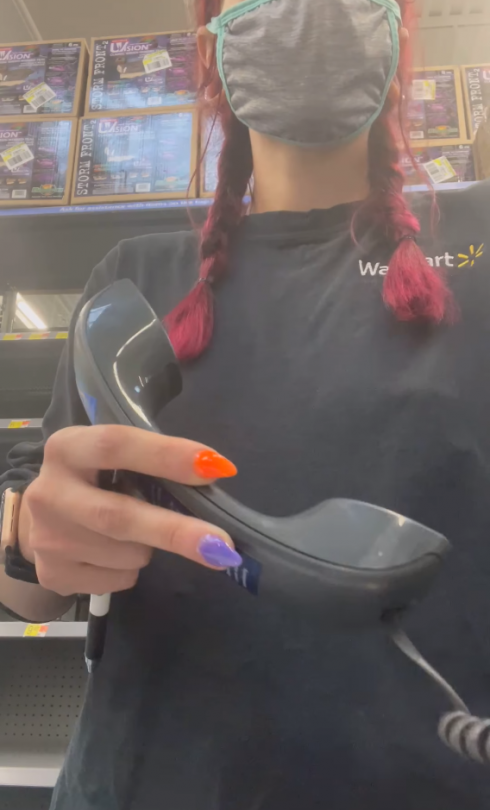 "Vai a farti fottere...": un'impiegata di un supermercato annuncia le sue dimissioni al microfono del negozio - VIDEO