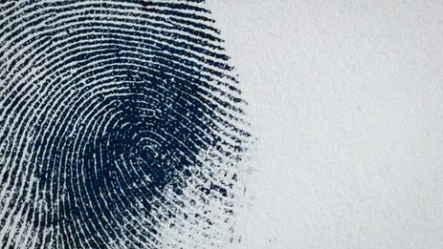 La società Dela utilizza impronte digitali dei morti per scopi commerciali