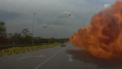 Aereo in volo si schianta improvvisamente in mezzo all'autostrada: il video ripreso da una dashcam