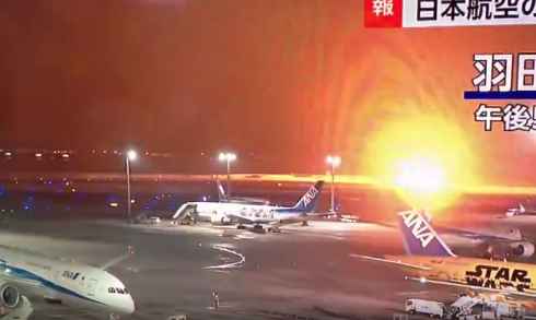 Fotogramma dopo fotogramma, il momento in cui l'aereo prende fuoco all'aeroporto di Tokyo