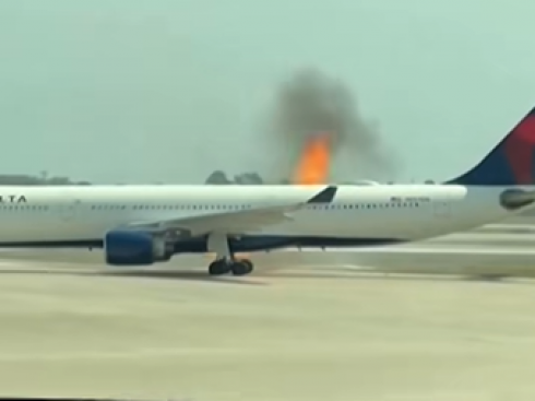 Motore dell'aereo della Delta Air Lines prende fuoco, evacuati i passeggeri dagli scivoli – Il video