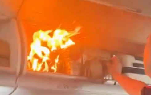 Panico su volo Air China: la batteria al litio prende fuoco in un bagaglio a mano - VIDEO