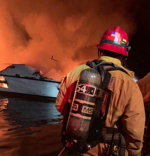 California, 34 morti nell'incendio a bordo di una nave per immersioni subacquee al largo di Los Angeles.