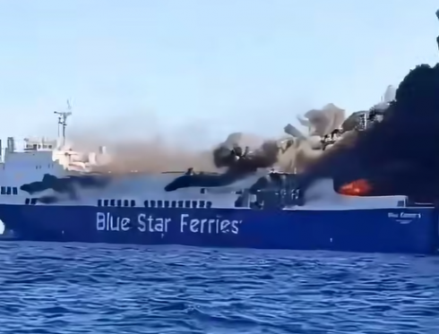 Grave incendio a bordo di una nave mercantile in Grecia: evacuati i passeggeri e l’equipaggio in preda al panico