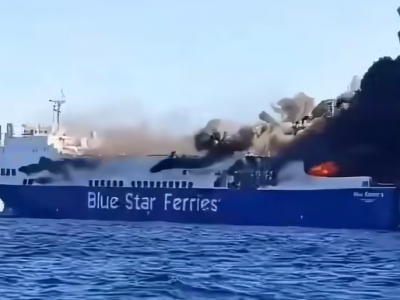 Grave incendio a bordo di una nave mercantile in Grecia: evacuati i passeggeri e l&rsquo;equipaggio in preda al panico
