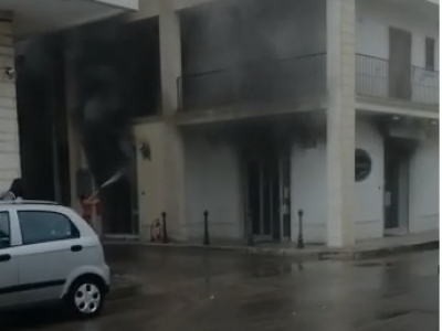 Incendio in via Roma a Galatina, a fuoco una rosticceria - VIDEO