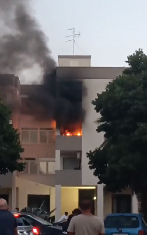 Incendio danneggia appartamento al secondo piano a Nardò in provincia di Lecce – Il video