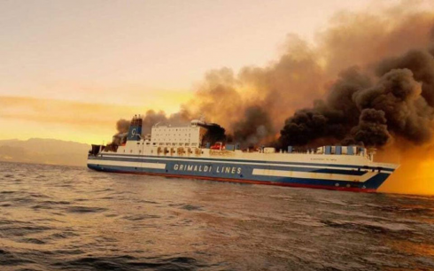 Incendio su una nave di linea Euroferry Olympia: i 290 passeggeri sono stati salvati - VIDEO