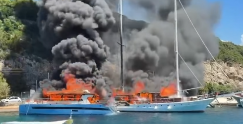 Grecia, incendio al Porto di Paxos, a fuoco due navi turistiche. Coinvolti anche turisti italiani - Il video