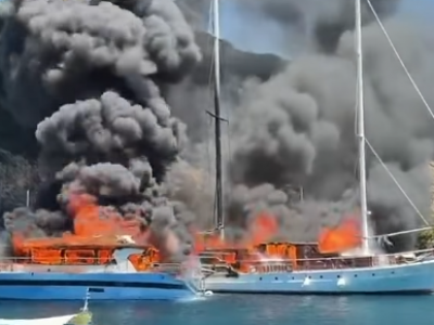 Grecia, incendio al Porto di Paxos, a fuoco due navi turistiche. Coinvolti anche turisti italiani - Il video 
