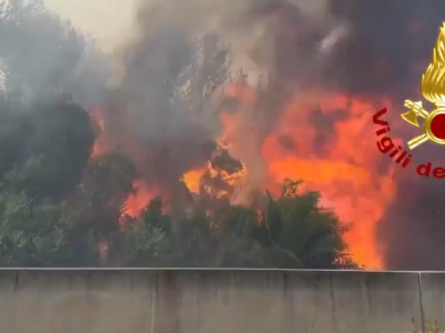 VIDEO. Paura nella marina di San Cataldo: incendio brucia la pineta e la macchia mediterranea, fiamme su abitazioni e auto