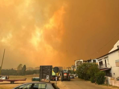 Brucia la costa orientale della Sardegna – Il video