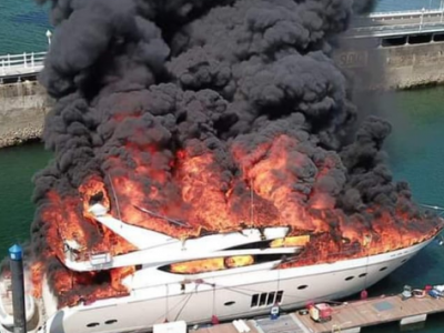 Un superyacht da 6 milioni di sterline affonda nel porto dopo aver preso fuoco a Torquay nel Regno Unito