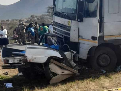 Un camion si schianta contro un'auto: 19 bambini muoiono in un incidente horror