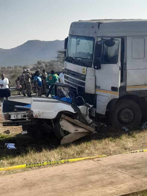 Un camion si schianta contro un'auto: 19 bambini muoiono in un incidente horror