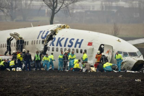 Passeggeri di aereo AnadoluJet in fase di decollo ricevono sullo smartphone foto di crash aerei