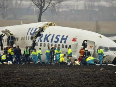 Passeggeri di aereo AnadoluJet in fase di decollo ricevono sullo smartphone foto di crash aerei