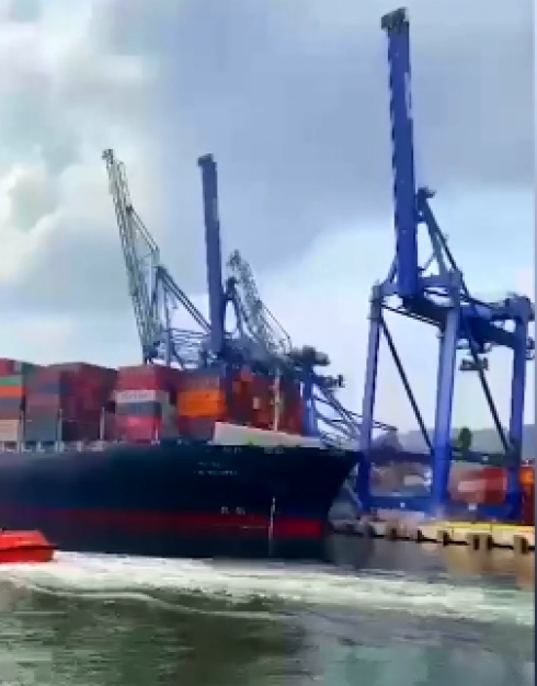 Nave portacontainer ribalta in un porto turco diverse gru, ferendo gravemente un operaio