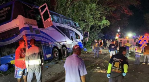 Thailandia: autobus si schianta contro un albero e si divide in due, 14 morti