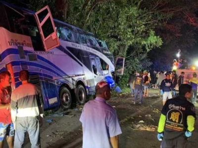Thailandia: autobus si schianta contro un albero e si divide in due, 14 morti
