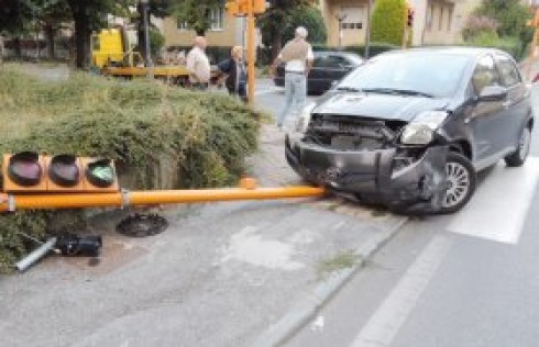 incidente semaforo abbattuto