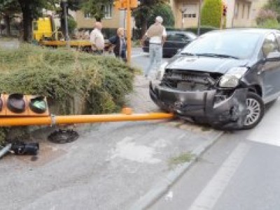 incidente semaforo abbattuto