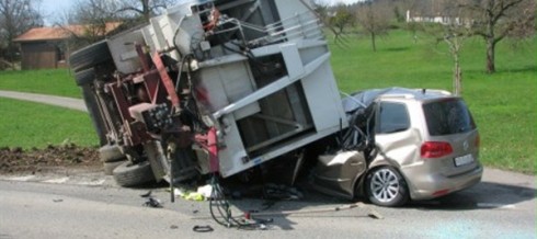 incidente stradale camion schiaccia auto
