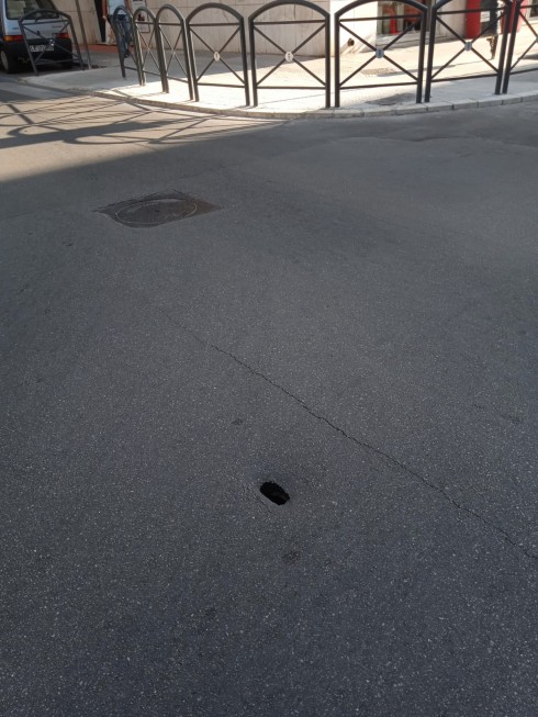 Lecce, l’asfalto all’incrocio in pieno centro città cede: buco in strada