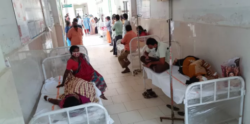 Un morto e quasi 400 persone ricoverate in ospedale per una strana malattia nel sud dell'India.