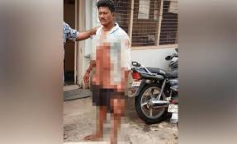 India choc – video: un 28enne uccide l'amico, lo decapita e poi va a passeggio con la sua testa in mano fino alla stazione di polizia