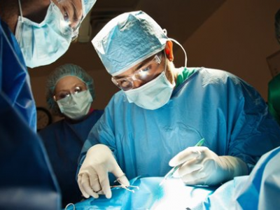 Incinta partorisce con taglio cesareo senza anestesia