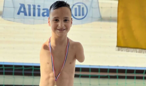 Senza braccia, Ismail Zulfic diventa campione di nuoto e conquista il cuore del mondo