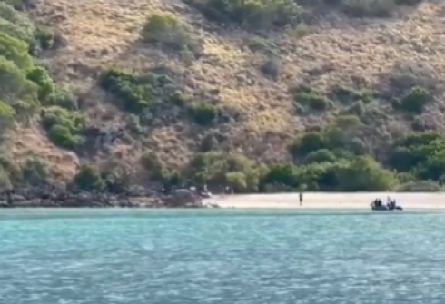 Un'anziana donna muore da sola su un'isola deserta dopo essere stata abbandonata da una nave da crociera