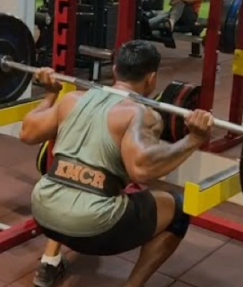 Sport, bodybuilder in Indonesia cerca di sollevare 210 kg e muore dopo la caduta del bilanciere
