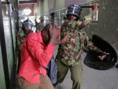 poliziotto kenya con manganello