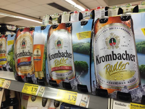 Birra con frammenti di vetro, il gravissimo allarme: ritirata una delle birre Krombacher.
