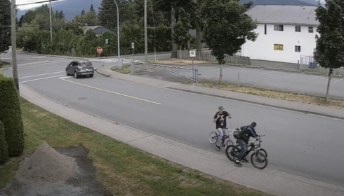 Ladro di biciclette inseguito e bloccato dal proprietario in bicicletta che lo investe – VIDEO